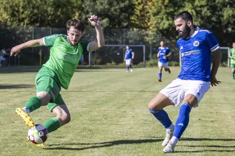 Gute Ballbehandlung: Cedric Hamlein (links) legt hier den Ball an SVN-Verteidiger Erblind Sylejmani vorbei.