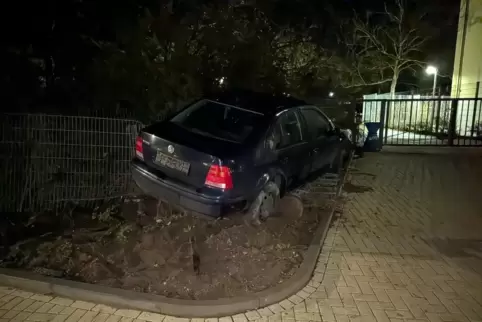 In den Zaun der BBS Neustadt gefahren.