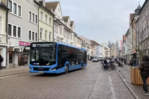 Omnibus des Nahverkehrs auf der Maximilianstraße.