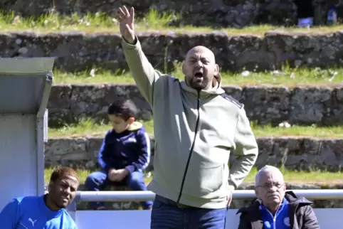 Ist mit einigen Dingen beim SV Südwest Ludwigshafen unzufrieden: Trainer Ediz Sari (Mitte). 