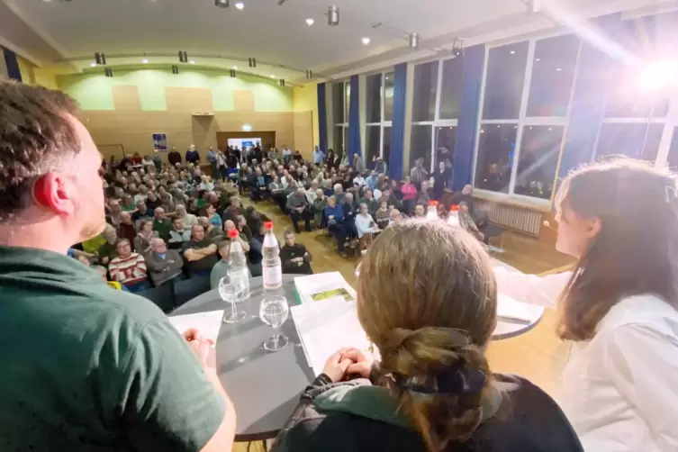 Das Interesse am Informationsabend zum Thema &bdquo;Wolf im Landkreis Kusel&ldquo; im Horst-Eckel-Haus war gro&szlig;. 