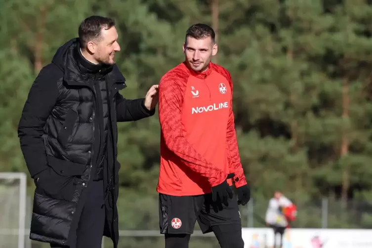 Nah an der Mannschaft: Marcel Klos (links) auf dem Trainingsplatz mit Luca Sirch. 