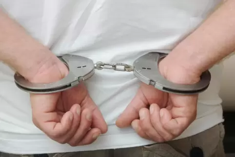 Der Mann musste laut Polizei gefesselt werden. 