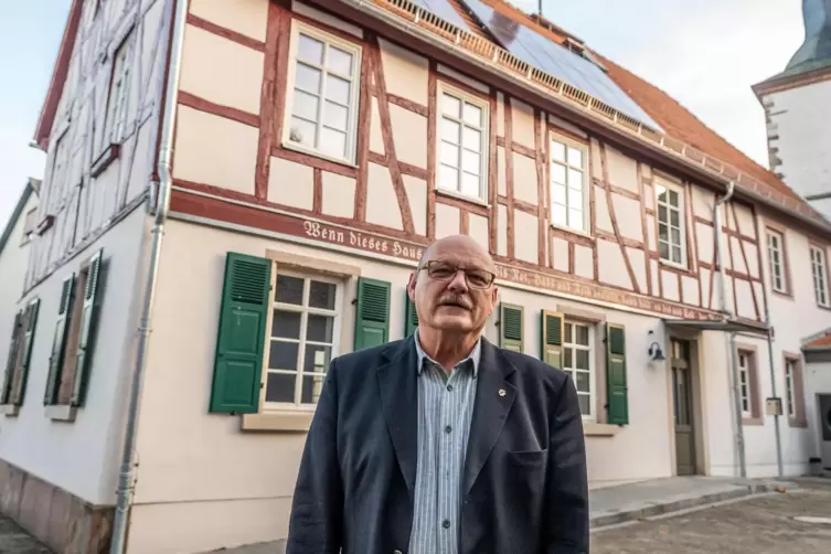  Steht wie ein Fels in der Brandung und will zusammenf&uuml;hren statt spalten: Ortsb&uuml;rgermeister Reiner Schlesser, 68, vorm Dorfgeme