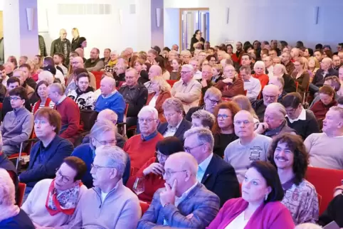 In der voll besetzten Festhalle wurde es für die Kandidaten mitunter ganz schön ungemütlich. In der voll besetzten Festhalle wurde es für die Kandidaten mitunter ganz schön ungemütlich.