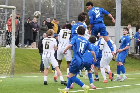 Noch ein Tor nach einer Ecke: Devin Johnson steigt am höchsten und köpft das 2:0 für den FKP.