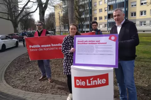 Sammelten Unterschriften: Bundestagsabgeordneter Jan van Aken (vorne rechts) und Landesvorsitzende Rebecca Ruppert (vorne links)