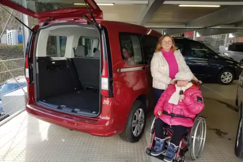 Mit dem neuen Auto: Anetta und Sarah Beckerle. Mit dem neuen Auto: Anetta und Sarah Beckerle.
