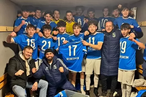 Die B-Jugend der TSG Deidesheim bejubelt den Derbysieg beim 1. FC 23 Hambach. 