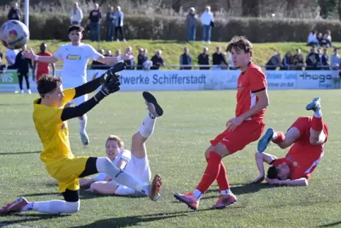 Luis Giertzsch (Zweiter von rechts) köpft das 1:0 für Phönix Schifferstadt, rechts rollt sich Vorlagengeber Luca Krämer ab. 