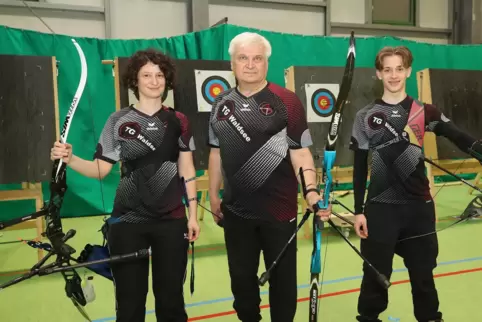 Der Trainer und seine Bogenschützlinge: Daniel Schmidt (Mitte) mit Julie Rüb und Moritz Schiller. 