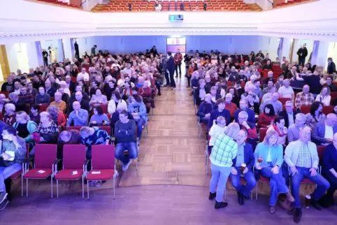 Gut 450 Gäste kamen am Donnerstag zur Podiumsdiskussion in der Festhalle. 