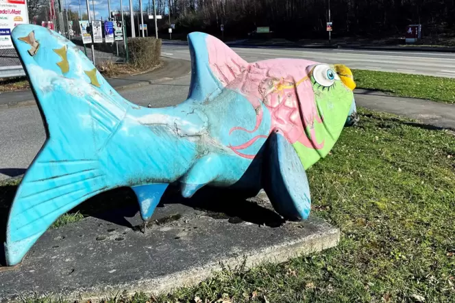 Der Karpfen an der Ecke Rauschenweg/Hohenecker Straße benötigt eine Frischzellenkurz. Der Karpfen an der Ecke Rauschenweg/Hohenecker Straße benötigt eine Frischzellenkurz.