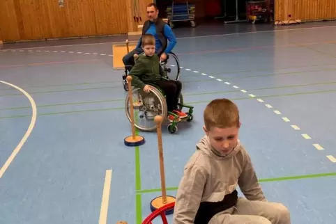 Gemeinsam durch den Rollstuhlparcours: Franz Krätschmer mit seinen Enkeln Sebastian (vorne) und Matthias. 