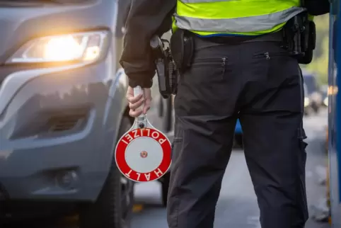 Ein Unbekannter mit Kastenwagen wurde überprüft, doch es werden keine Anzeichen für illegale Absichten gefunden. Ein Unbekannter mit Kastenwagen wurde überprüft, doch es werden keine Anzeichen für illegale Absichten gefunden.