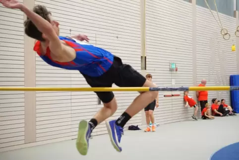 Per Fosbury-Flop zum Sieg: Florian Leppert von der LG Otterbach-Otterberg gewinnt den U18-Hochsprungwettbewerb mit 1,69 Metern. 