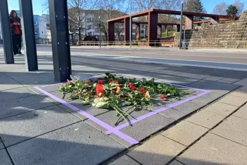 In der Nähe des Fackelbrunnens waren am Samstagabend gegen 18 Uhr zwei junge Männer mit einem Messer niedergestochen worden – ei