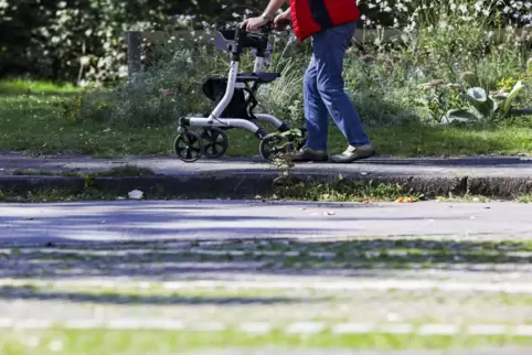 Krankheit kann einsam machen, Einsamkeit macht krank. Die Selbsthilfegruppe „Alltagsbewältigung“ bietet einen Ort zum Austausch Krankheit kann einsam machen, Einsamkeit macht krank. Die Selbsthilfegruppe „Alltagsbewältigung“ bietet einen Ort zum Austausch