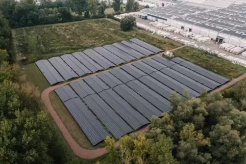 Auf Werk und Freigelände: neue PV-Anlagen bei Saint-Gobain Isover. 