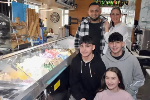 Das Eis-Café „Unico“ ist ein Familienbetrieb. An der Eistheke stehen von links: Erhan und Manuela Ilan, kniend von links Sinan, 