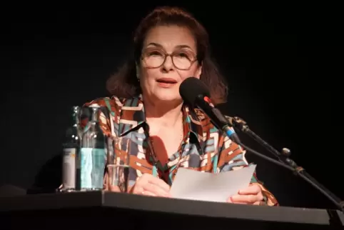 Auf der Bühne, Anti-Diva: Barbara Auer in Mannheim. Auf der Bühne, Anti-Diva: Barbara Auer in Mannheim.