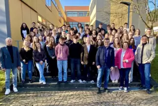 Gruppenfoto mit allen Beteiligten: Schüler, Kandidaten, Lehrer, Amtsinhaber und das Team der RHEINPFALZ.