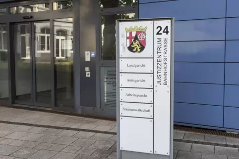 andgericht und Amtsgericht sind in Kaiserslauern im selben Gebäude. Im Falle einer Revision würde der Prozess an selber Stelle w