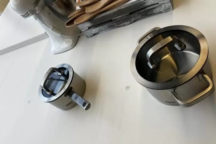 Eine Dektonplatte als Kochfeld. Die kleinen Metallpunkte links der Töpfe erhitzen diese samt Inhalt.