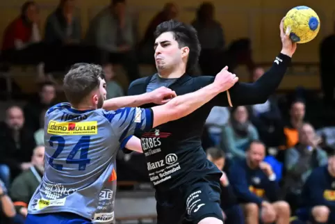 Beruflich in Berlin: Paul Schutzius (am Ball) von der HSG Dudenhofen/Schifferstadt gegen St. Ingbert.
