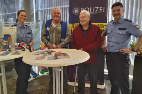 Aufklärung in der Sparkassen-Filiale: Beamtin Steffi Dietz, Seniorensicherheitsberater Wolfgang Bredthauer ( Zweiter von links) 