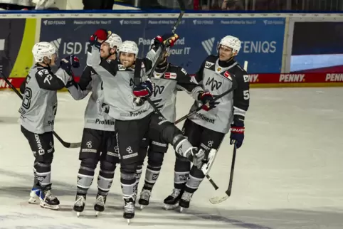 Die Adler feiern Siegtorschütze Kristian Reichel (Mitte). 