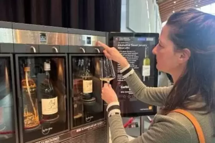 Hier kommt Wein per Knopfdruck aus dem Automaten. 