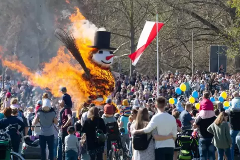 Der Schneemann brennt: führt beim Sommertagszug auch mal zu Tränen. Der Schneemann brennt: führt beim Sommertagszug auch mal zu Tränen.