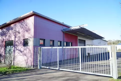 Die Fassade des ehemaligen Post-Zustellstützpunkts wird geöffnet und mit einer Glasfront versehen. Die Fassade des ehemaligen Post-Zustellstützpunkts wird geöffnet und mit einer Glasfront versehen.