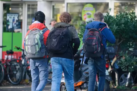 Auf dem Schulweg: Unentschuldigtes Fernbleiben vom Unterricht soll konsequenter geahndet werden.