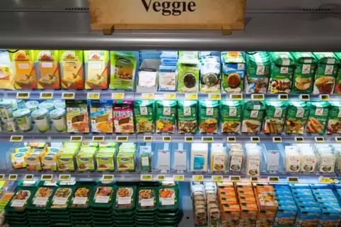 Das Sortiment an vegetarischen und veganen Lebensmitteln wächst: Längst werden auch vegetarische Zutaten durch den Fleischwolf g
