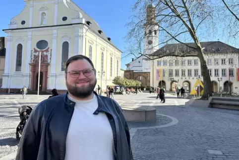 Jannik Stunz ist von großer Statur und hat für die Linkspartei in Frankenthal große Pläne. 