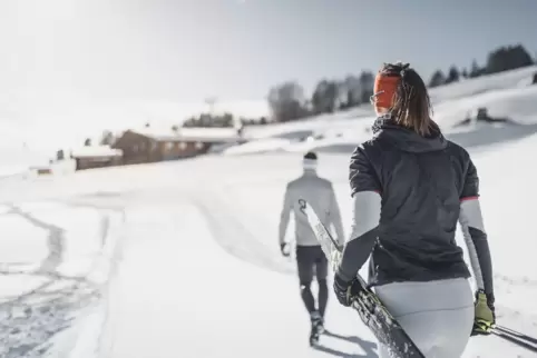 Mit Schneeschuhen, Skiern, Rodel oder Wanderschuhen: Die Seiser Alm lässt sich entspannt erkunden – gut, dass sie tagsüberfast a