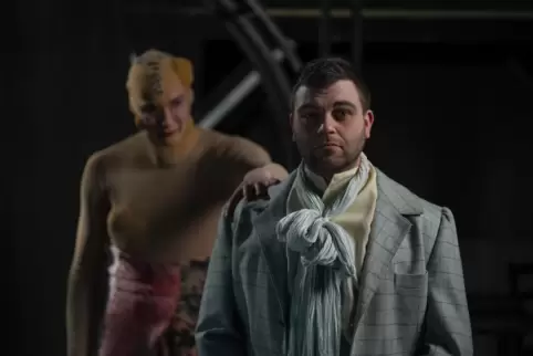 Bei „Frankenstein“ trifft am Pfalztheater Schauspiel auf Tanz: Dennis Bodenbinder als Victor Frankenstein (vorn) und Tänzer Evan