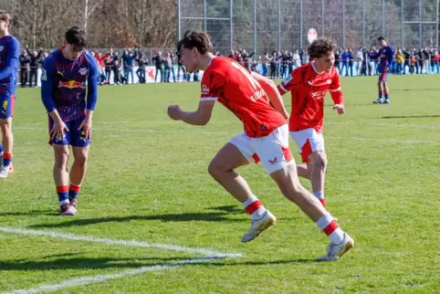 Kian Ramadani (Mitte) traf zuletzt für die U19 des FCK gegen RB Leipzig zum späten 2:2-Ausgleich. Nun fahren er und seine Teamko