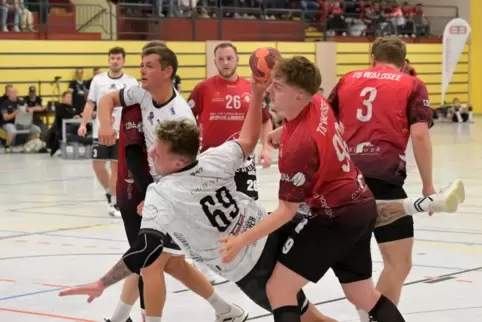 Klare Sache im Hinspiel: Maximillian Obermaier (weiß) trifft für TSV Speyer gegen Moritz Bredehöft (TG Waldsee).