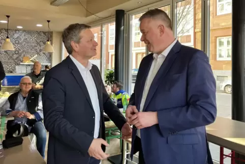 Ziehen für die CDU im Wahlkampf an einem Strang: Christian Baldauf (links) und Gordon Schnieder, hier im „Little Italy“ in Frank