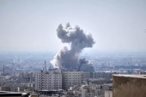 Eine Rauchwolke steigt nach einer Explosion auf. Die Länder USA und Israel haben den Iran angegriffen. 