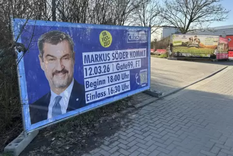 Plakate in den Landesfarben Bayerns, Weiß und Blau, werben für den Besuch des bayerischen Ministerpräsidenten Markus Söder (CSU)
