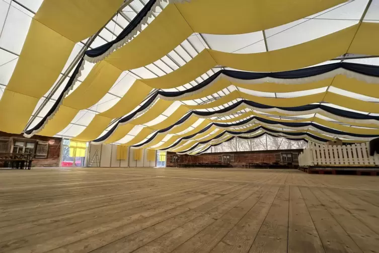 Im Festzelt, das f&uuml;r die Pfalzwiesen von Veranstalter Gate 99 aufgebaut wurde, gibt es noch viel zu erledigen. 