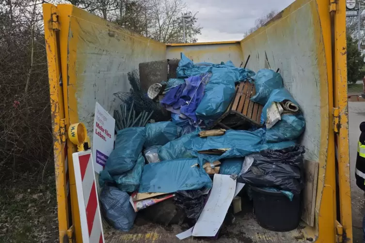 Zeichen von fehlendem Umweltbewusstsein: Dieser ganze Müll lag in der Landschaft. 