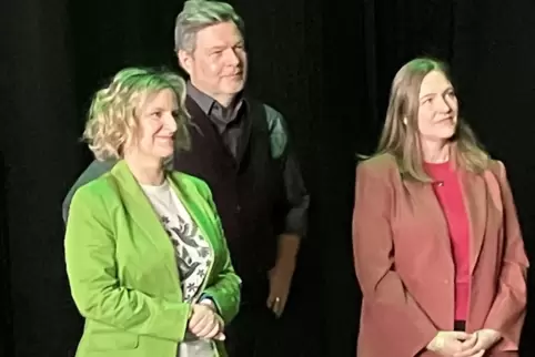 Robert Habeck mit der grünen Spitzenkandidatin Katrin Eder (links) und Familienministerin Katharina Binz. 