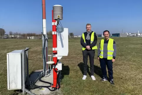 Zufrieden mit der neuen Station: die Flugplatz-Verantwortlichen Yannis Graf (links) und Patrick Drechsel. 