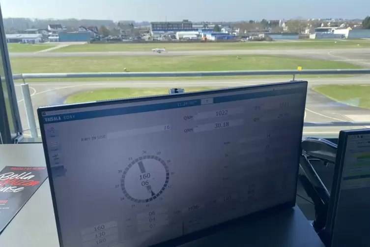 Im Tower: Daten der Wetterstation werden auf Monitor dargestellt. 