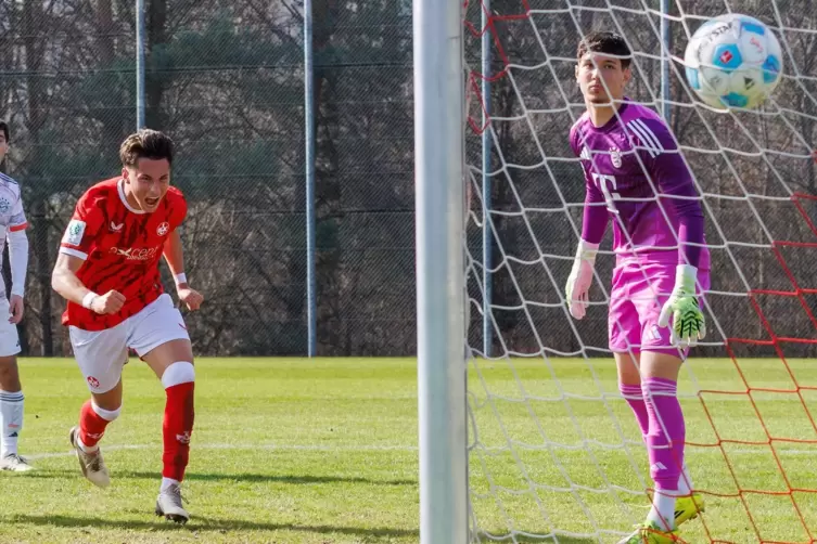 Da kam noch mal Hoffnung auf: Dion Hofmeister (links) erzielte per Kopf den Anschlusstreffer zum 1:2 für die U17 des FCK gegen d